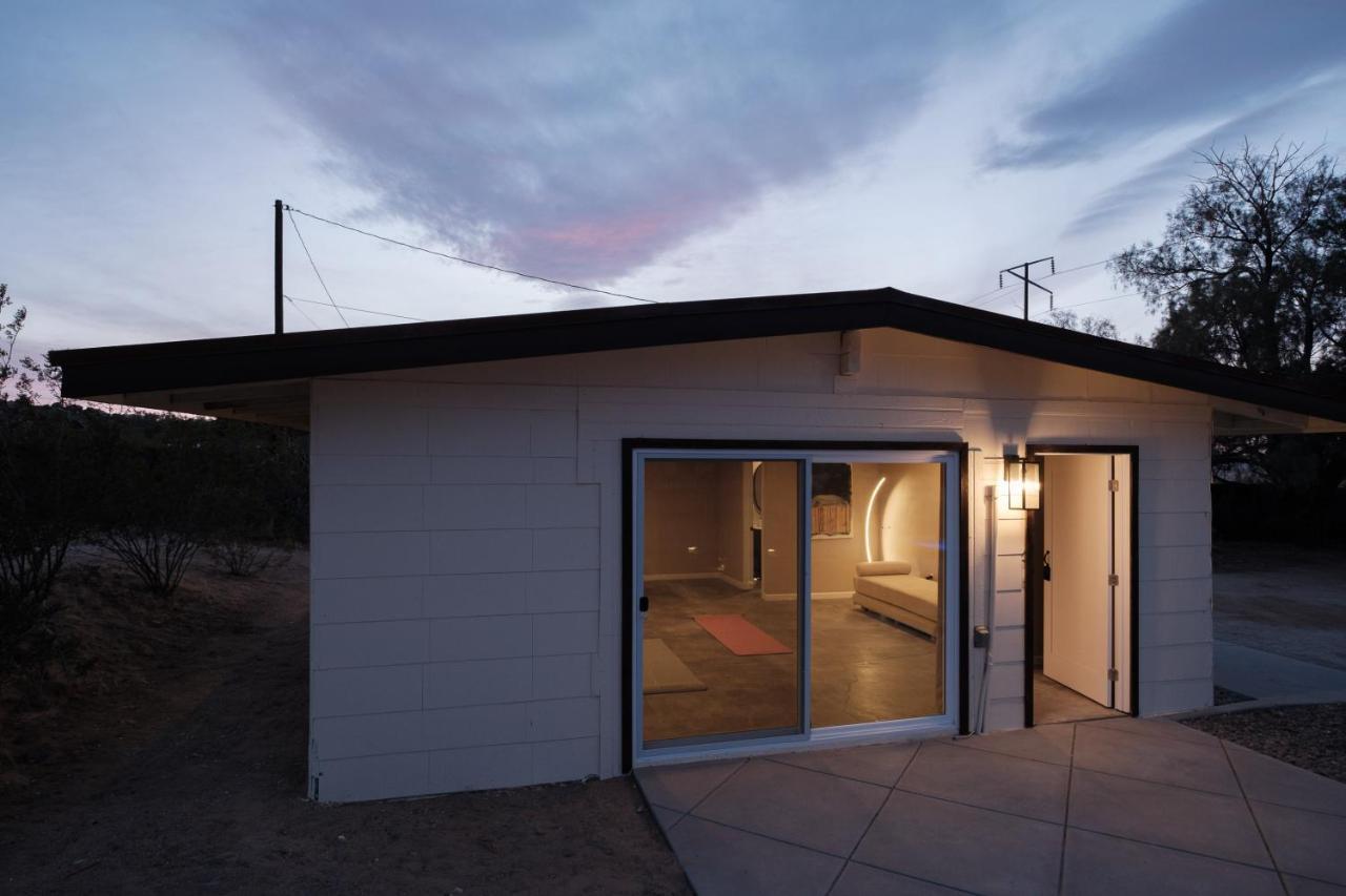 @ Marbella Lane - The Moon Designer Home Right Behind The Jtnp 조슈아 트리 외부 사진